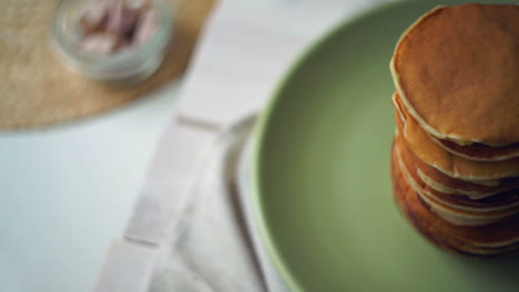 Stapel-Amerikanischer-Pfannkuchen-Auf-Grünem-Teller-Auf-Dem-Küchentisch.-Pfannkuchenfrühstück